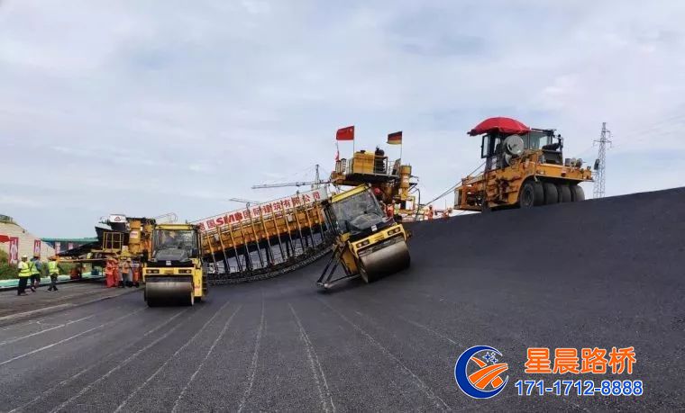 全世界僅有兩臺(tái)的攤鋪機(jī)！高速環(huán)道曲面瀝青攤鋪施工現(xiàn)場(chǎng)！